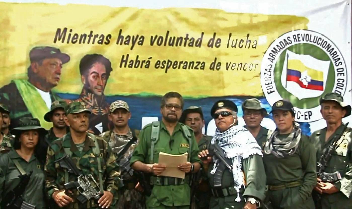 FARC annoncerer her, at oprørsgruppen griber igen til våben og afviser dermed fredsaftalen fra 2016.   Foto: Youtube/AFP/NTB