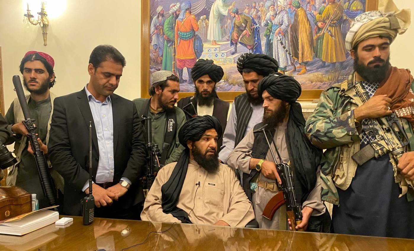 Taliban-krigere overtog kontrollen over det afghanske præsidentpalads i Kabul 15. august 2021. Foto: NTB/AP Photo/Zabi Karimi.