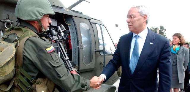 USA's udenrigsminister besøger Colombia for at støtte op om Plan Colombia i 2003. Foto: PD-USGOV.
