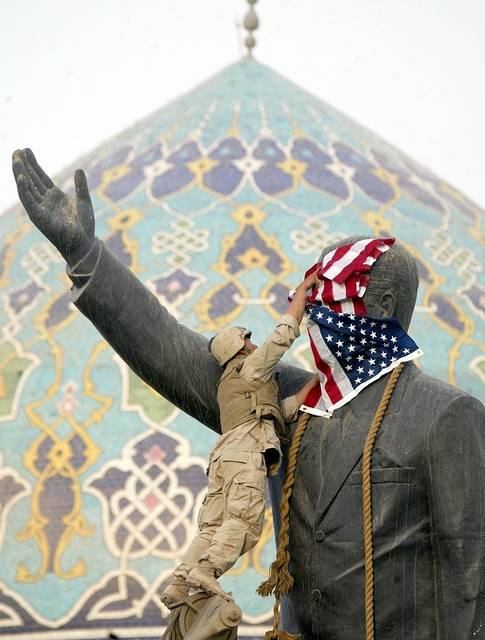 USA og allierede invaderer Irak og styrter Saddam Husseins regime i 2003. Foto: AP Photo/Laurent Rebours/Flickr