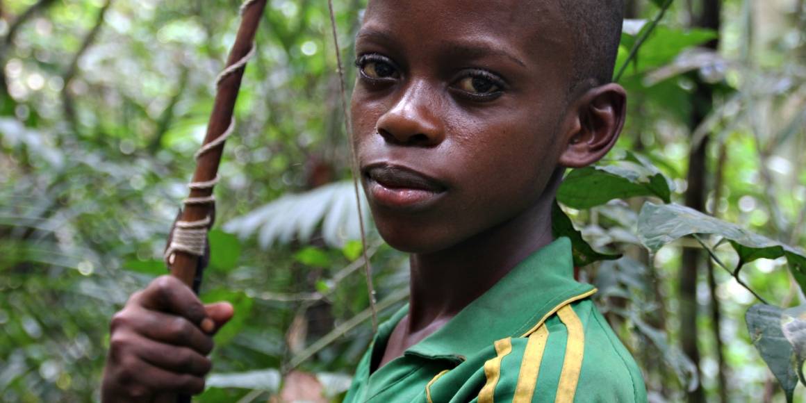 Dreng med bue og pil - DR Congo. Foto: Brita Ingebrigtsen/Regnskogfondet