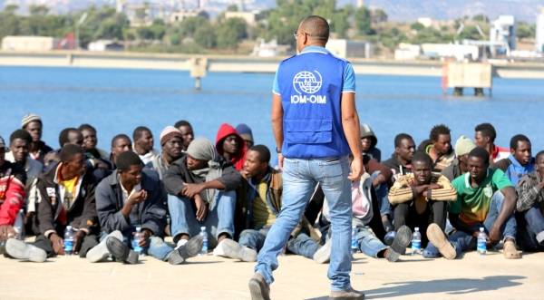 Migranter reddet i land fra et redningsfartøj i den italienske havneby Augusta på Sicilia. Foto: Francesco Malavolta / IOM