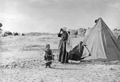 En palæstinensisk kvinde står sammen med sit barn uden for sit telt i flygtningelejren Khan Younis i 1949. Foto: UN Photo