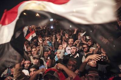Egyptere feirer nyheten om at Mubarak går av som president i februar 2011. Foto: AP Photo/Tara Todras-Whitehill.