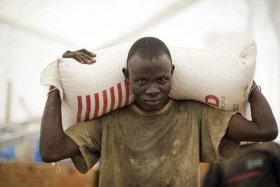 Madforsyninger ankommer til FN's Fødevareprogram, World Food Programmes station i Juba (Foto: Flickr/WFP/Giulio d'Adamo)