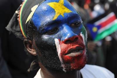 Selv om en fælles national identitet er svag i Sysudan, var der alligevel stor støtte til statens uafhængighed. Her har en sydsudaner malet det sydesudanske flag i ansigtet for at fejre uafhængigheden i 2011 (Foto: UN Photo/Flickr)